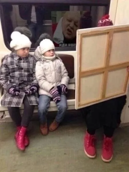 Человек за картиной