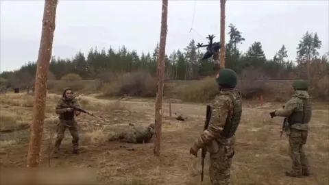 Солдаты и летающие вороны