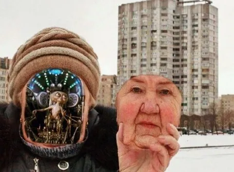 Бабушка с лицом робота