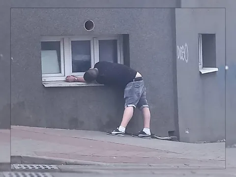 Мужчина заглядывает в окно