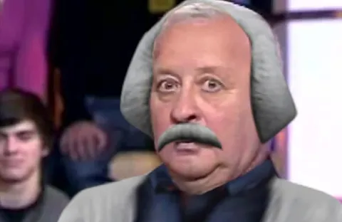 Мужчина с нелепыми усами