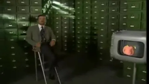 Сидит и смотрит в пустоту
