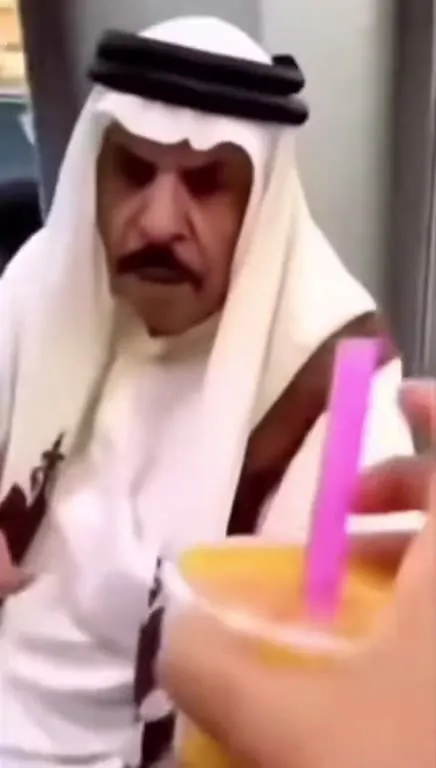 Шейх пробует напиток и смущается