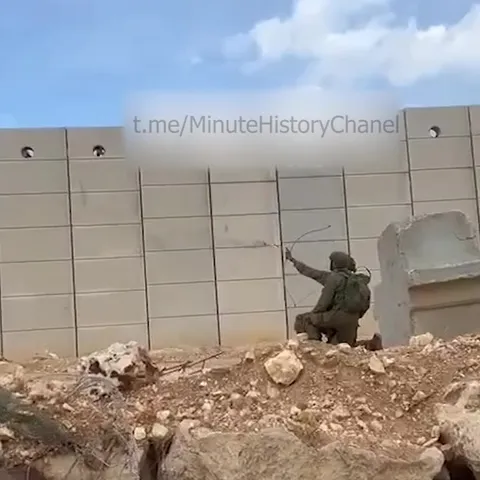 Солдат машет стене