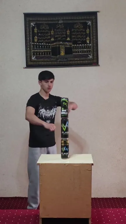 Парень поджигает фейерверки и убегает