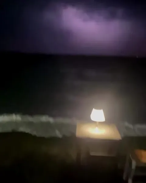 Лампа у бушующего моря