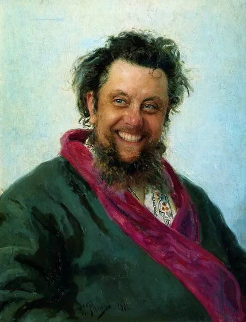 Улыбающийся бородатый мужчина