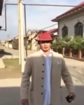 Мужчина в красной шляпе
