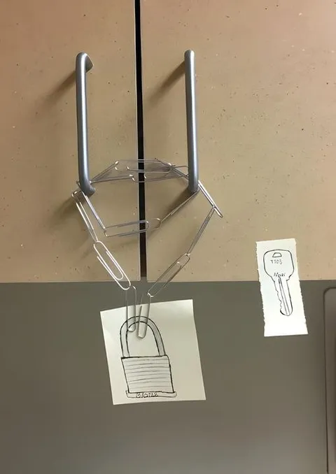 Замок из скрепок