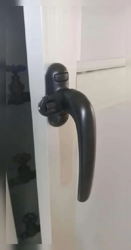 Робот на дверной ручке