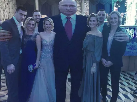 Путин обнимает всех на фото