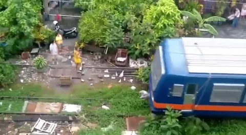 Поезд мчится мимо двора