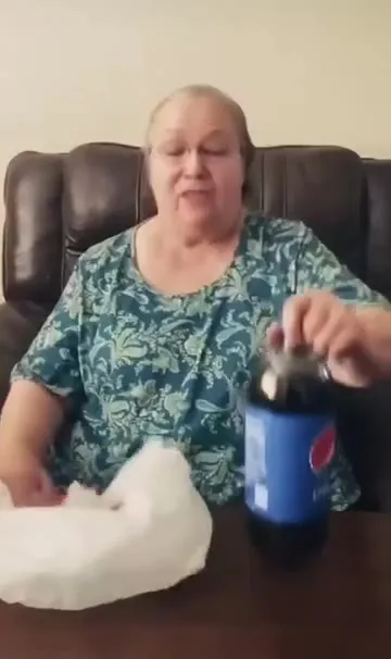 Бабушка открывает взорвавшуюся Pepsi