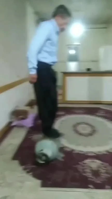 Мужчина едет на подушке