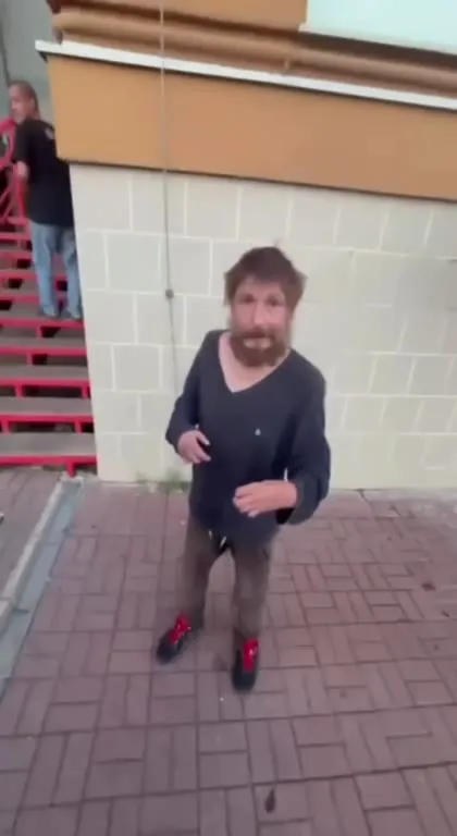 Бородатый мужчина подходит к камере