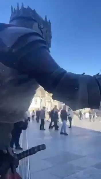 Рыцарь перед Кёльнским собором