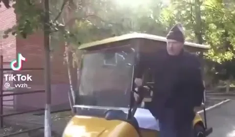 Мужчина выходит из гольфкара