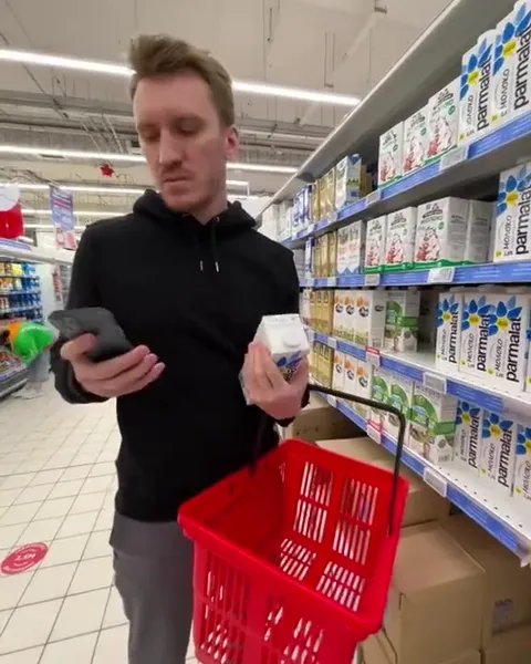 Мужчина выбирает молоко