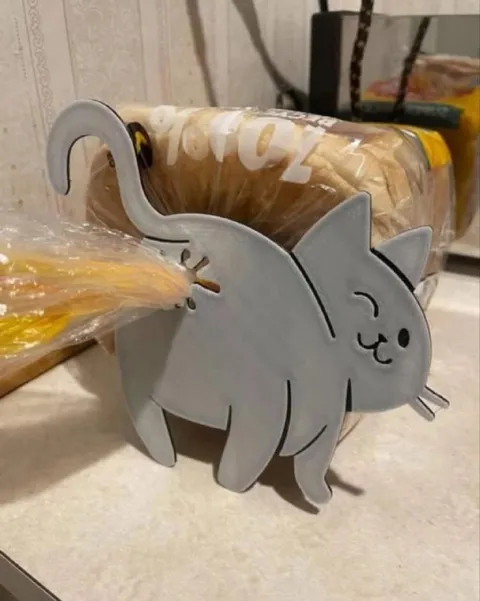 Кот держит батон