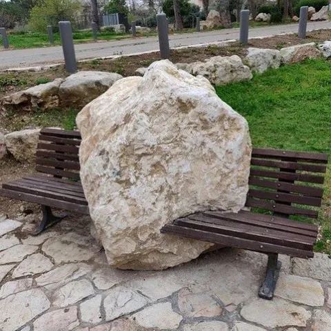 Камень занял всю лавочку