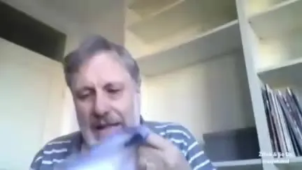 Мужчина утирает слёзы