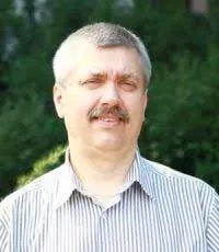 Мужчина подозрительно щурится