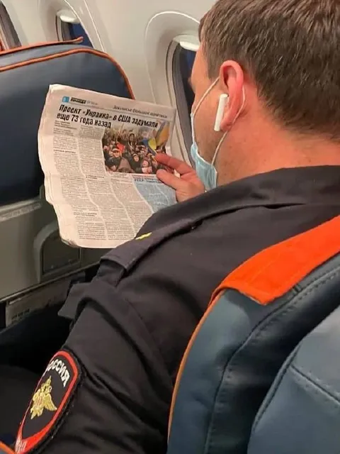 Полицейский читает старую газету