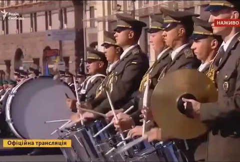 Парад превращается в безумный клип