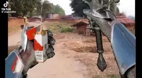 Погоня по деревенской улице