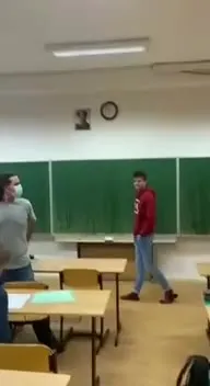 Учитель смотрит с портрета