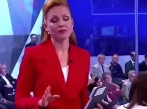 Ведущая резко превращается в офис