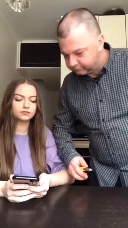 Отец и петарда на кухне