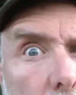 Ошарашенный взгляд крупным планом