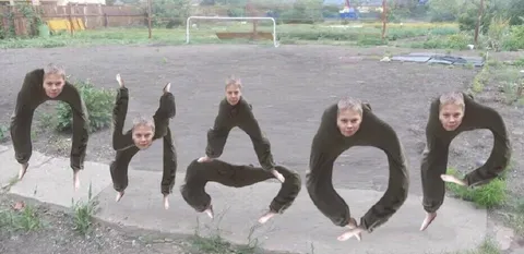 Люди складываются в «ПИЗДЕЦ»