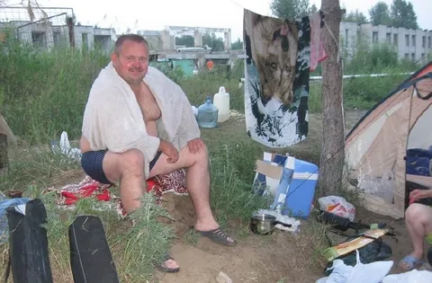 Скуф на отдыхе у палатки