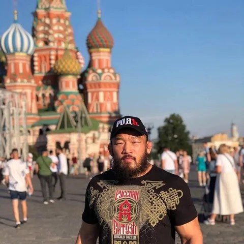 Русский витязь у храма Василия Блаженного