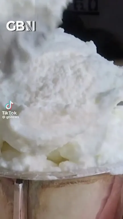 Лёд превращается в грустный портрет