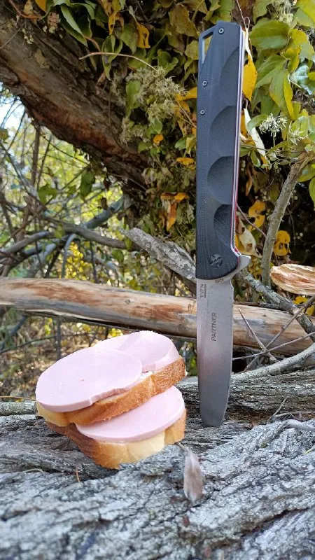 Нож и бутерброд на природе