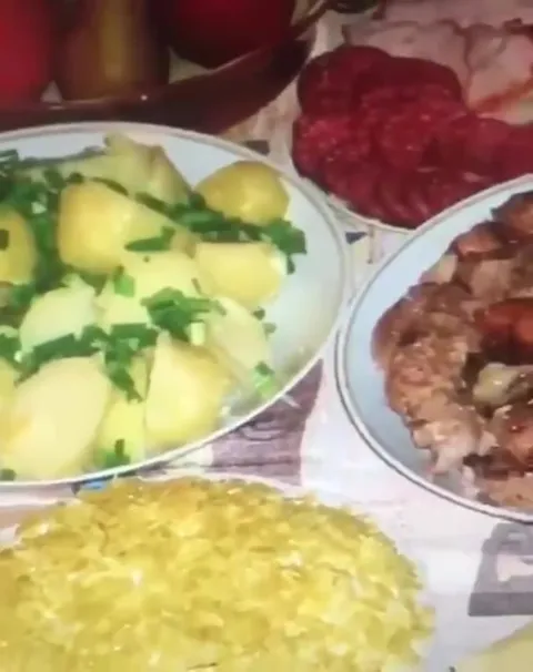 Праздничный стол и лапша за компьютером
