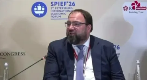 Мужчина эмоционально выступает на форуме