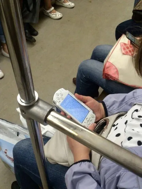 Женщина читает на PSP