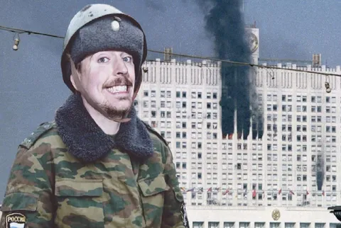 Улыбающийся солдат на фоне пожара