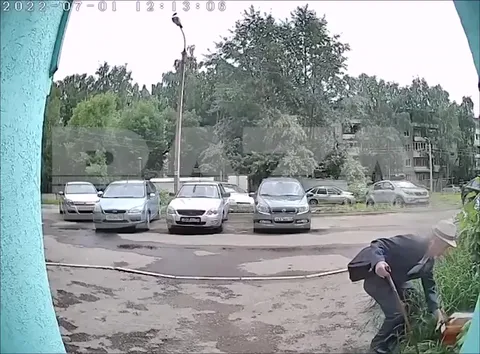 Бабушка у двери под тревожный звук