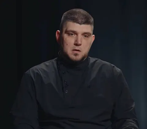 Мужчина с серьёзным выражением лица