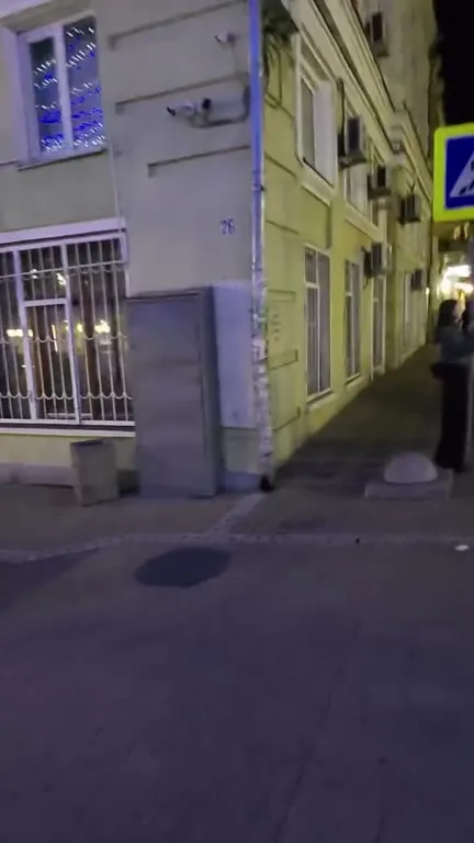 Девушка у белой машины ночью
