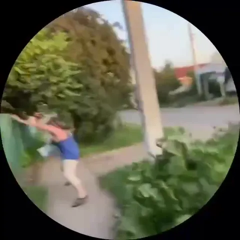 Камера летит вслед за девушкой