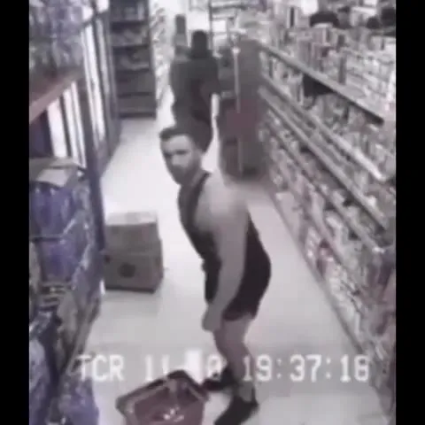 Драка в магазине под музыку