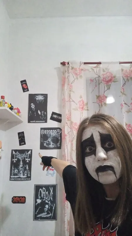 Гримёр у стены с постерами