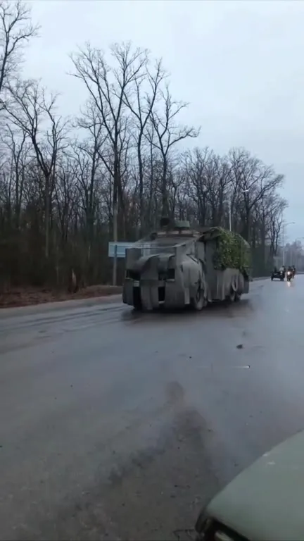 Бронированный трактор и мотоциклисты