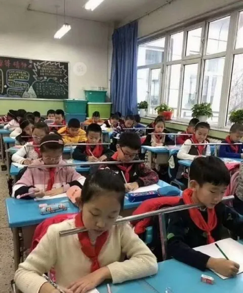 Дети за партами как в клетке